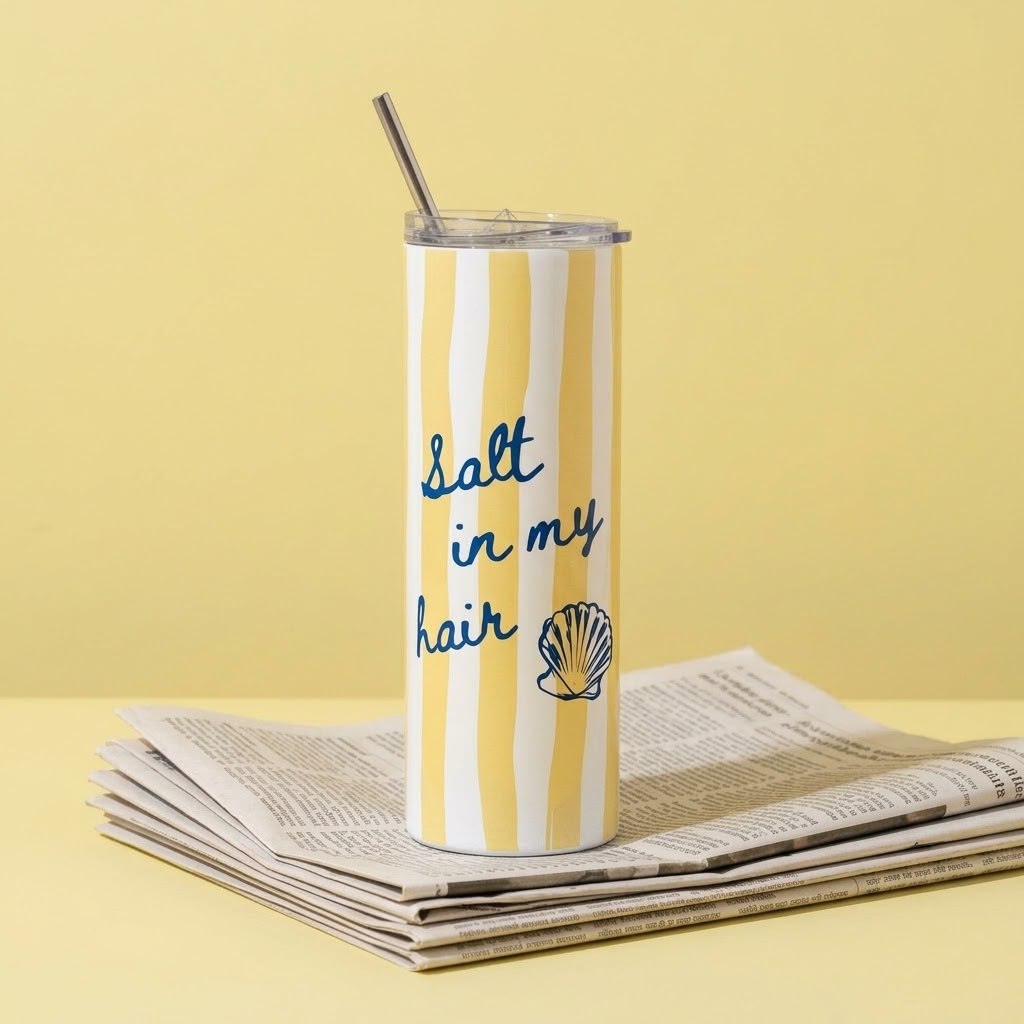 Žuto-beli prugasti tumbler sa slamčicom, natpisom Salt in my hair i školjkom
